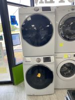15f42324-e4e7-454a-ba98-4a027833187a-29533-000009522b75e5b9_file - Discount Appliances Front-loading Samsung washing machine in a showroom with a stacked pair of washers visible beside an LG unit.