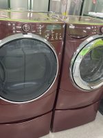 c41cfd58-ca17-494d-84bf-c7bc7409a4ce-5503-00000222372d5826_file - Discount Appliances Maroon front-loading washing machines lined up in a showroom.